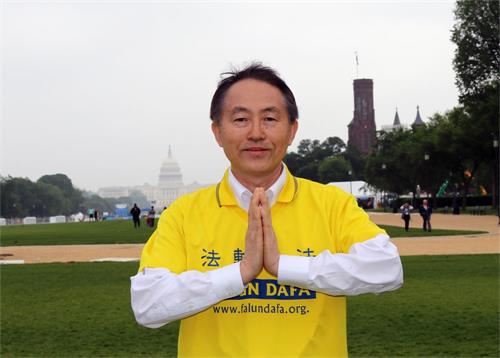 '图10:华府精算师邹志明博士参加“世界法轮大法日”的庆祝活动,谢师恩。'