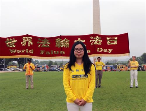 '图12:青年大法弟子刘丽莎参加“法轮大法日”的庆祝活动。'