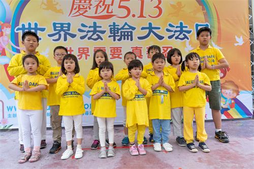 图2:2019年5月5日,在桥头糖厂提前庆祝“世界法轮大法日”,高雄明慧班部分小弟子合影恭祝师父生日快乐。