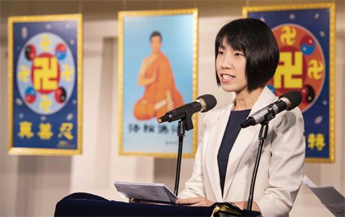 图9:交流会司仪谭小姐说,二十年来学员证实法的过程令人感动。