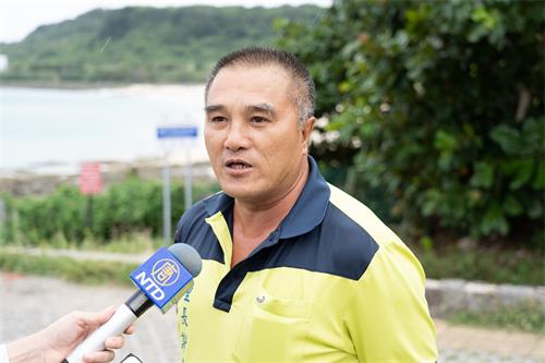 图6:鹅銮里长谢春敏特别到现场致意,感谢法轮功学员的义行。