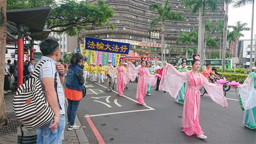 图3:聘婷的仙女队,吸引路人驻足观赏。