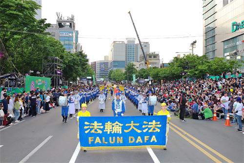 '图1~4:韩国法轮功学员参加“2019colorful大邱庆典”游行'