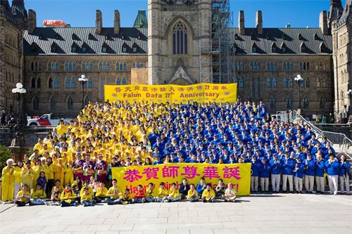 '图1:5月8日,加拿大东部部份法轮功学员齐聚渥太华国会山庆贺庆祝法轮大法弘传,恭祝师尊华诞。'
