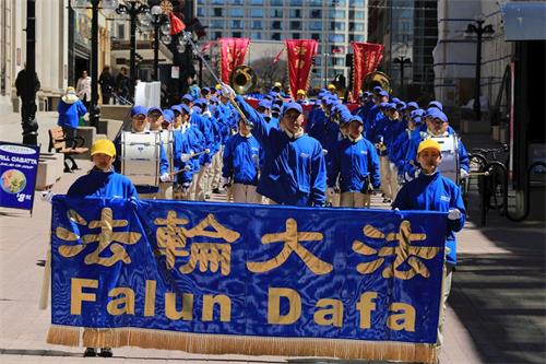 '图6:5月8日法轮功学员组成的天国乐团在渥太华市区游行。'