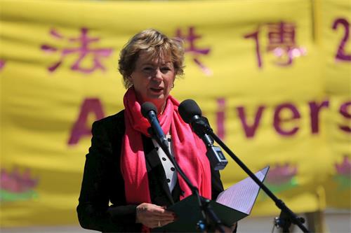 '图7:现任国会议员朱迪·思格若(Judy Sgro)到现场发言支持。'