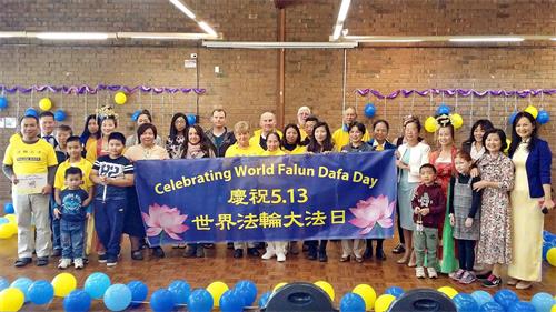 '图1:南澳阿德莱德法轮功学员在Fullarton社区中心为即将到来的“世界法轮大法日”举办庆祝活动'