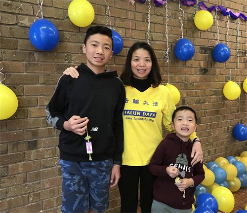 '图4:越裔小弟子敏(左)和妈妈永都很感恩法轮大法。'