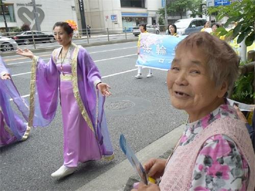 '图5:老妇人说,“平生第一次看到这样的游行,太震撼了!”'