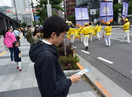 '图6:在银座上班的一位先生看了游行后说:(法轮功)真了不起'