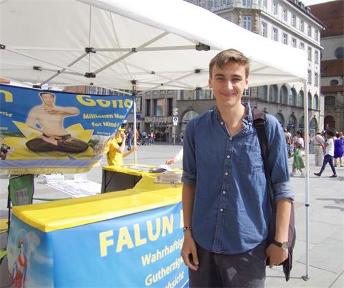 '图4:保罗·弥布容(Paul Milburn)签名制止中共迫害法轮功。'