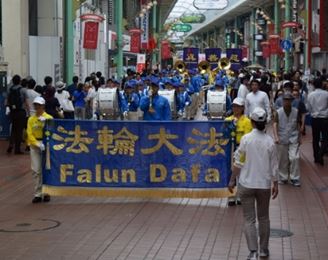 '图17:元町繁华街上游行的学员们'