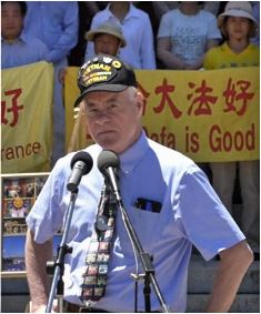 '图4:加州众议员兰迪·沃佩尔(Randy Voepel)前来声援法轮功学员的集会,并发言。'
