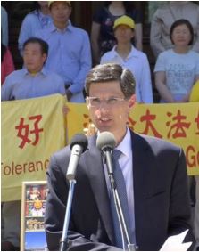 '图5:反强摘器官医生组织美国西海岸代表――精神病学专家阿里航竹‧山特容(Alejandro Centurion)医生在集会上发言。'