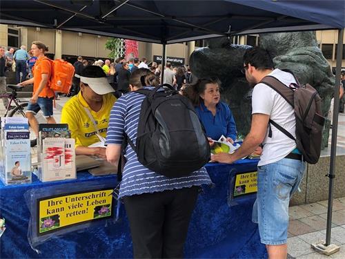 '图6:民众为反迫害签名'