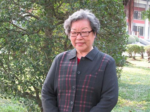 '图2:八十五岁的陈月娇女士修炼法轮功之后,身心健康愉快,独自出门到各地都不需旁人陪伴照顾,每天都很幸福开心。'