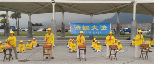 '图3:法轮功学员表演唐鼓,传达大法的美好。'