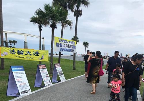 '图6:民众拍照控告江泽民的横幅,要将真相带回去。'