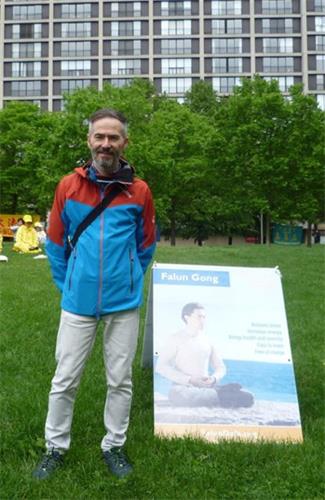 '图2:催眠治疗师、网站和社交媒体开发者托尼(Tony O'Shea-poon)'