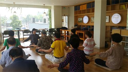 图1~2:上午班:新学员在学炼法轮功第五套功法--神通加持法。