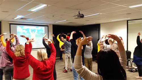 图1~2:南澳阿德莱德(Adelaide)的塞巴頓(Thebarton)社区中心,民众认真学炼法轮功。