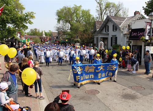 图1-3:二零一九年六月一日,由多伦多法轮功学员们组成的天国乐团、花车、及仙女队,应邀参加了在加拿大多伦多万锦市的Unionville社区的渔人村嘉年华节日游行。