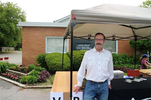 图4:观众乔(Joe)先生非常欣赏天国乐团的演奏