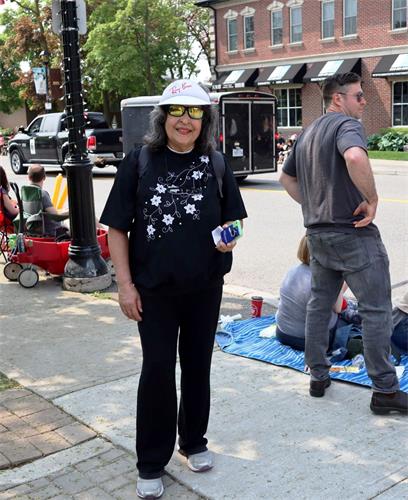 图5:来自伯灵顿(Burlington)的戴安娜(Dianne)女士表示非常赞同法轮功学员按照“真,善,忍”的标准来进行修炼。