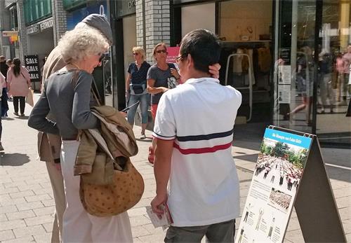 '图1~3:二零一九年六月二十二日,法轮功学员在德国汉堡斯碧塔勒街(Spitalerstrasse )设立真相点,传播真相。'