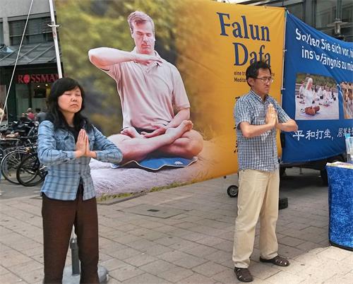 '图4:法轮功学员正在展示法轮功功法。'