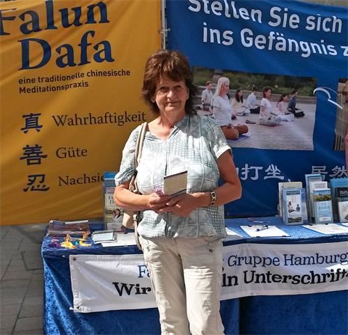 '图9:盖佩尔(Frau Geipel)女士对全世界法轮功学员为反迫害所做的努力。'