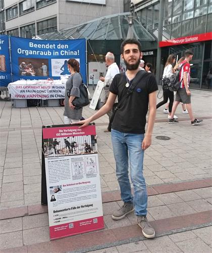 '图10:约瑟夫(Josef)两次来到展位上,他签署了反对活摘器官的请愿书。'