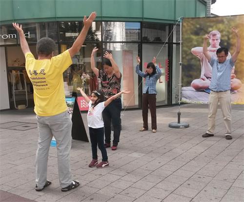 '图12:这位小女孩跟这学员学习法轮大法的第三套功法。'