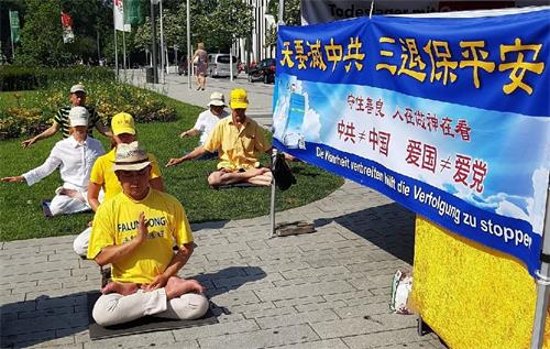 '图4:学员们在真相点演示功法。'