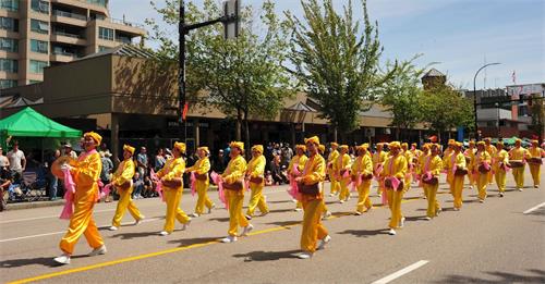 '图1~5:二零一九年六月一日,温哥华法轮功学员参加了本那比市脱帽节游行,受到观众热烈欢迎。'