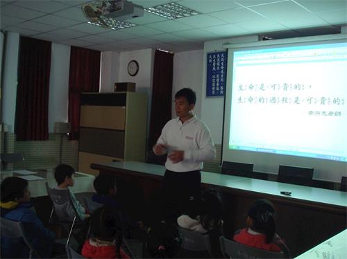 '图2:蔡守仁上品德教育课程。'