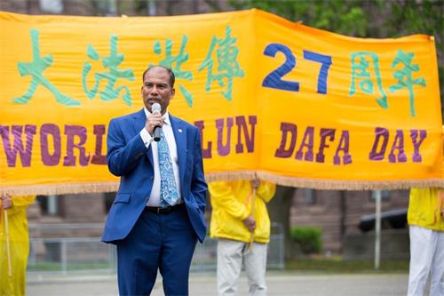 '图6:省议员卡纳帕蒂(Logan Kanapathi)发言说:“感谢你们来这里表达你们的心声。”'