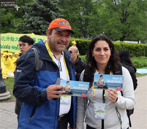 '图8:来自墨西哥的马里亚纳(Mariana)女士和先生表示一定会上网了解更多的法轮功信息。'