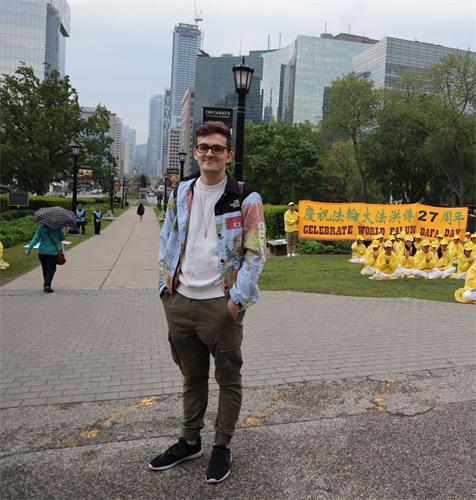 '图9:多伦多大学的学生詹姆士(James)祝福法轮功。'
