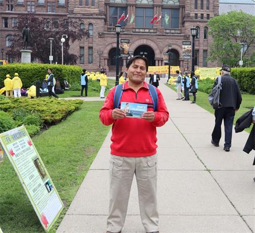 '图10:来自南美的葛史(Gose)先生感谢法轮功学员当天让他了解到了很宝贵的信息。'