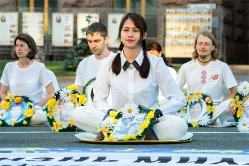 '图6:法轮功学员在基辅市中心举办活动,图为悼念被中共迫害致死的中国大陆法轮功学员。'
