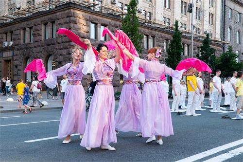 '图7:法轮功学员在基辅市中心举办活动,图为法轮功学员表演舞蹈。'