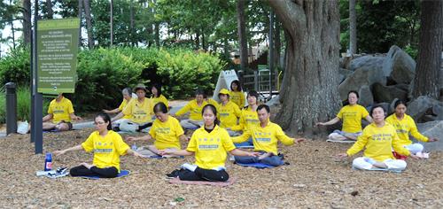 图2~3: 2019年6月30日,亚特兰大法轮功学员来到当地著名的景点石头山,通过炼功和面对面的向世人讲真相。