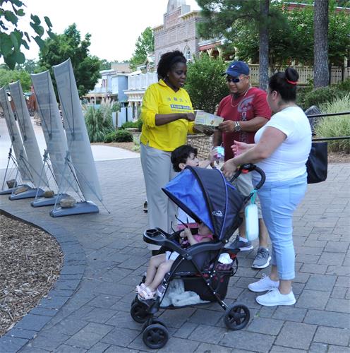图8:2019年6月30日,法轮功学员Dzifa Amoa女士在石头山脚下,向世人讲述法轮功,以及法轮功学员在中国大陆所遭受的迫害。