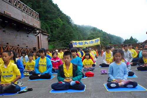 '图2~7:在阿里山车站演炼法轮功五套功法,祥和的炼功音乐弥漫山林间'