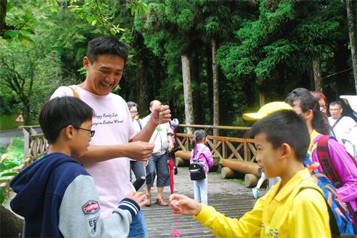 '图12:小弟子分赠资料纸莲花。'