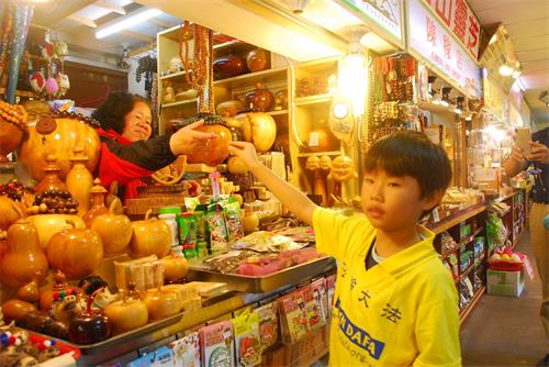 '图13:24.小弟子美食街分赠资料和纸莲花'