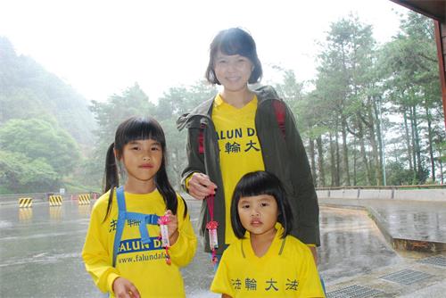 '图16:跟妈妈吴丽华来阿里山讲真相今年升小一的涔瑀高兴的说:“我送出去了两朵莲花,向游客说法轮大法好,真善忍好。”'