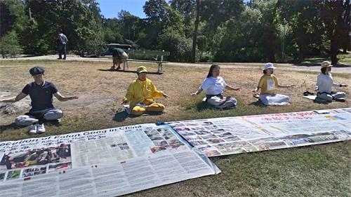 '图1:自今年五月上旬开始,芬兰法轮功学员每天在西贝柳斯公园弘法讲真相。图为二零一九年六月二十四日,学员集体炼功,传播真相。'