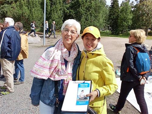 '图7:二零一九年七月五日,瑞涵(Reyhan)女士(左)了解真相后,与学员合影。'